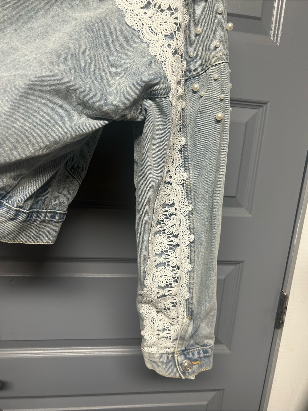 POL Pearl and lace embellished short denim jacket super cute! Size medium EUC - Picture 8 of 10